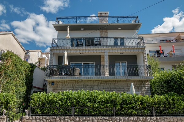 Holiday House Queens with Sea View / Apartment Queens I with Terrace