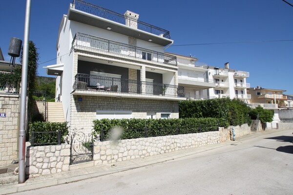 Holiday House Queens with Sea View / Apartment Queens III with Sea View