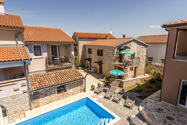 Apartment Complex Valtrazza with Common Pool in Tar-Torre / Nice Rustic Apartment Fiorela II in Villa Valtrazza with Shared Pool