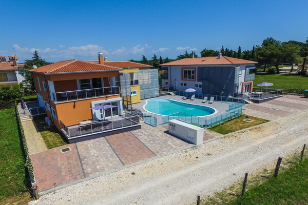 Residence Elody with Common Pool in Funtana / One-Bedroom Apartment Residence Elody III with Balcony and Pool