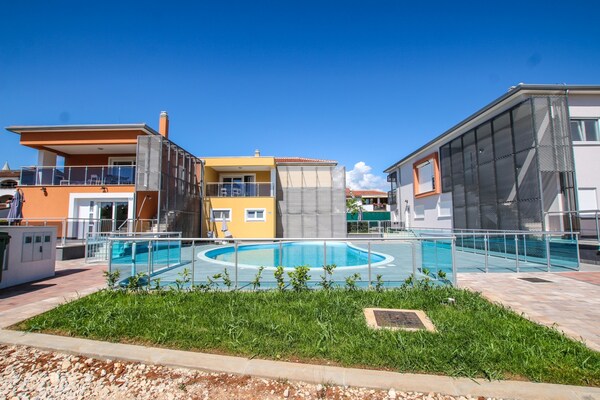 Residence Elody with Common Pool in Funtana / Spacious Apartment Residence Elody IV with Pool View