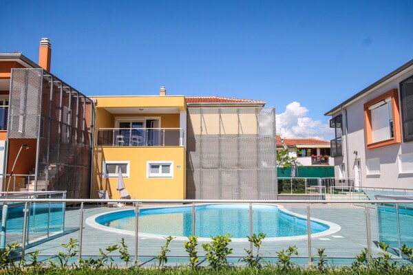 Residence Elody with Common Pool in Funtana / Three-Bedroom Apartment Residence Elody V with Terrace and Pool View