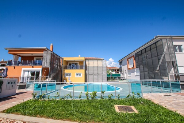 Residence Elody with Common Pool in Funtana / Modern Apartment Residence Elody VII with Terrace and Pool View