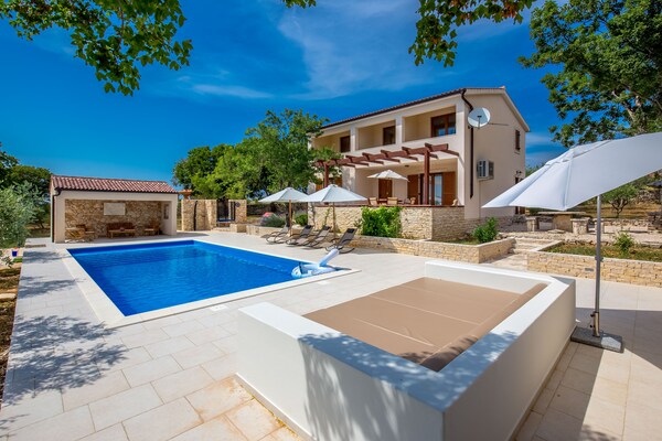 Tastefully furnished Villa Chiara near the city of Zadar