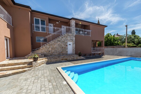 Apartment Complex with Common Pool in Tar-Torre / Two-Bedroom Apartment Noa II in Villa Valtrazza with Pool View