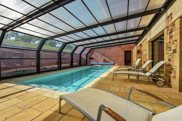 La double maison avec piscine intérieure