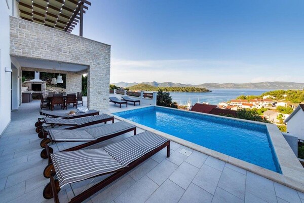 Villa Aya