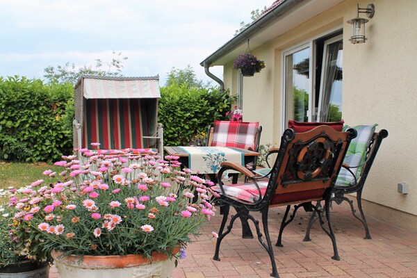 Hohenkirchen mit Garten Terrasse und Strandkorb
