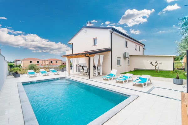 Newly built Villa Silver with pool in Cittanova