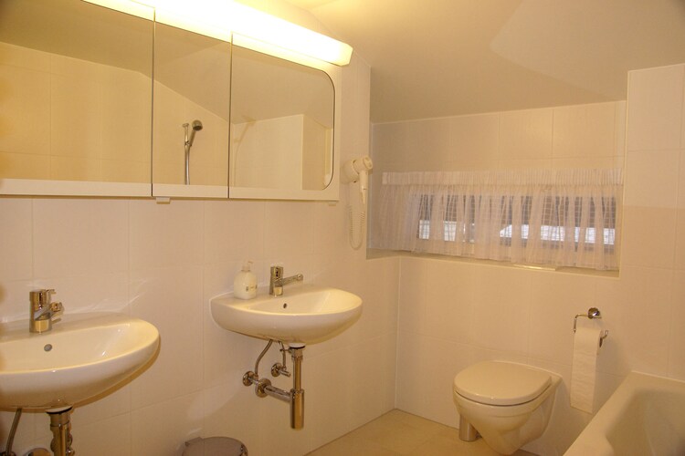 Lanni - Bathroom