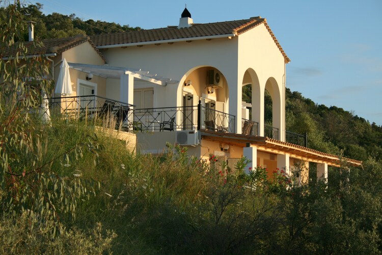 Außenseite Ferienhaus (Sommer)