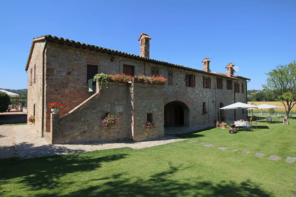 Robust old farmhouse for 4 persons amidst the Umbrian hills