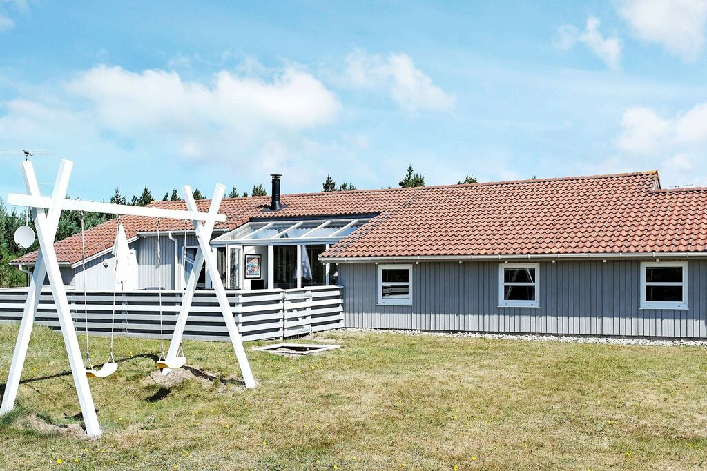 Modern vakatiehuis in Blåvand met speeltoestellen