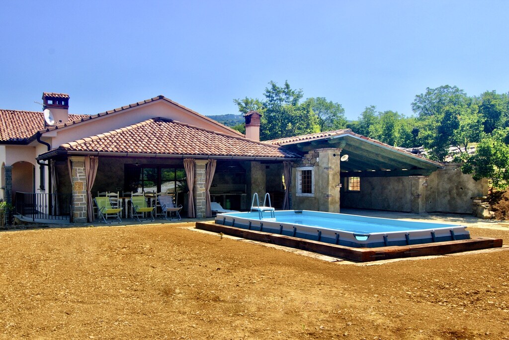 Vakantiewoning met zwembad in Črni Kal