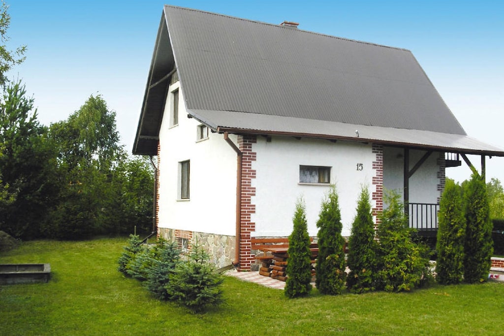 Groot vakantiehuis met een geweldige tuin, slechts 250 meter van het meer, Kalbornia