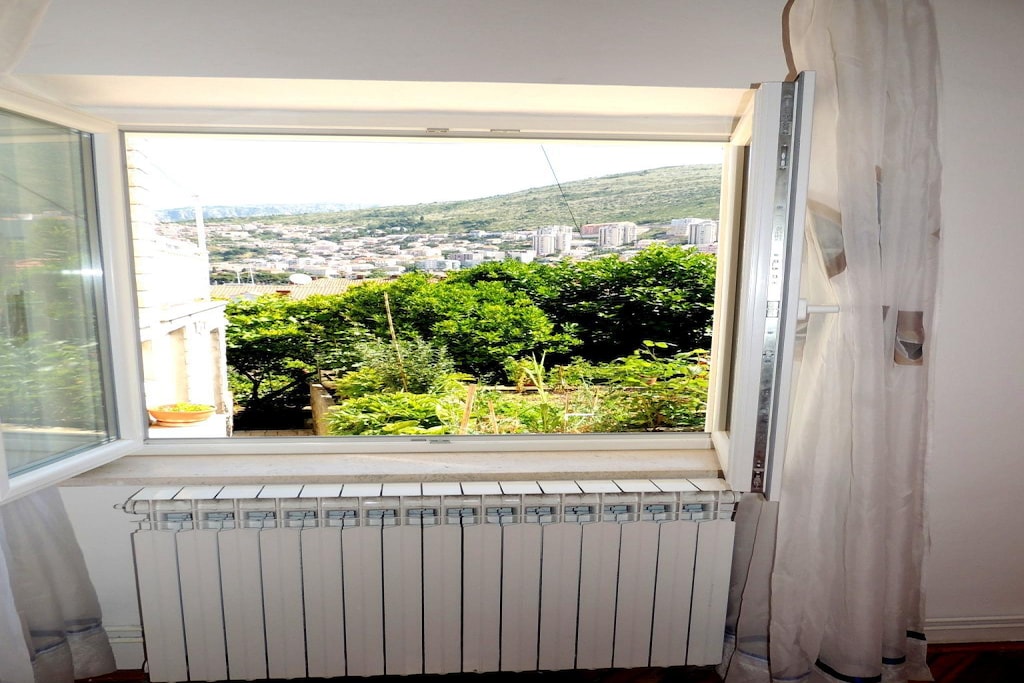 Apartments Majkovica - Tweepersoonskamer met Eigen Externe Badkamer