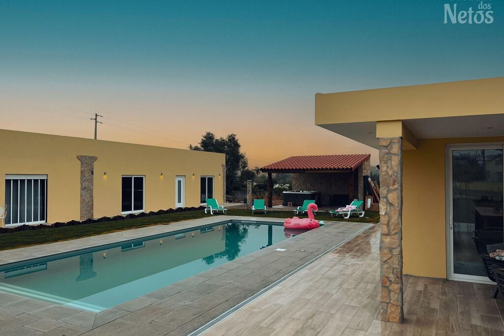 Landelijk vakantiehuis in Netos-Almagreira met een  gezamenlijk zwembad