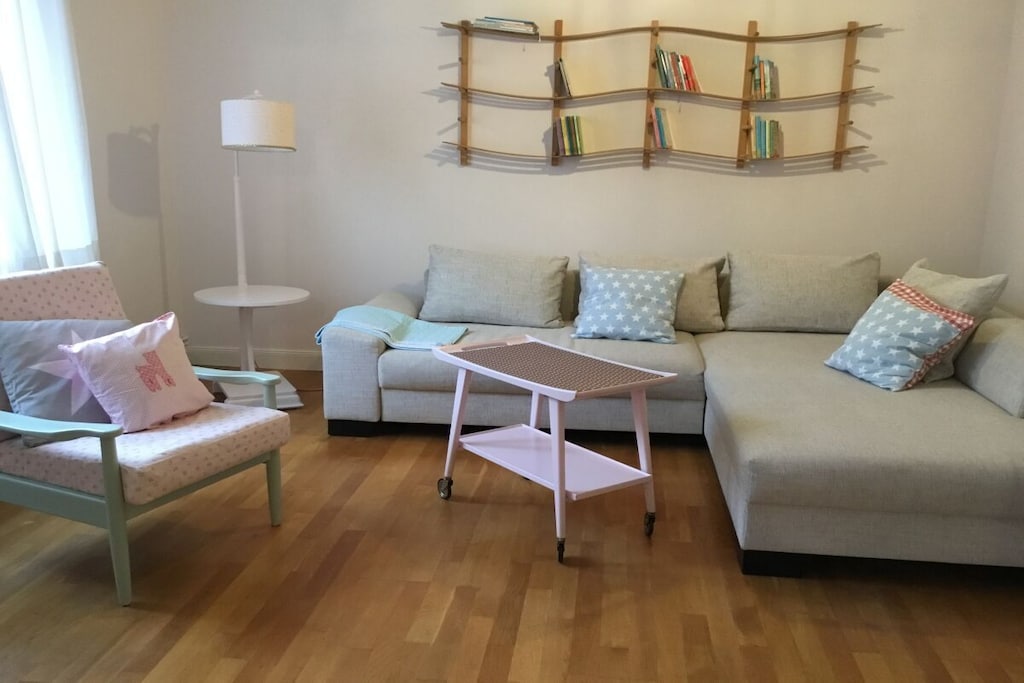 Attention: We have moved to the 1st floor, the apartment has just been finished.
A holiday apartment located in the middle of Eckernförde's old town, just renovated with every comfort on 60m², is waiting for you!
The Taterberg is a traffic-calmed street directly between the beach and the shopping mile.
The holiday apartment offers enough space for 4 guests and has 1 bedroom, 1 living room/bedroom, 1 bathroom and 1 kitchen-living room.
The apartment is on the 1st floor. Unfortunately we do not have our own parking space for cars or bicycles, but you can unload directly in front of the house and then leave your car in a free space, e.g. Park on the “Green Wayâ€.