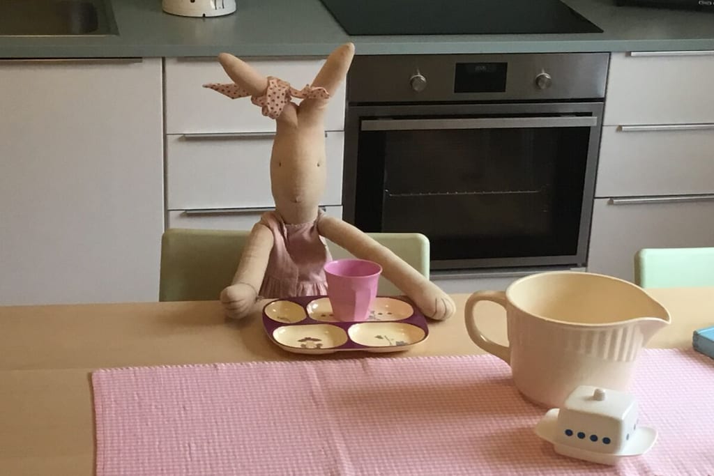 Ground floor: (Living room(single sofa bed, TV, CD player), Kitchen(hob, electric kettle, coffee machine, oven, microwave, dishwasher, fridge, freezer, washing machine), bedroom(Bed Linen, Wardrobe, double bed), bathroom(Mirror, shower, washbasin, toilet, Towels incl.))\n\nInternet access, balcony(garden furniture)