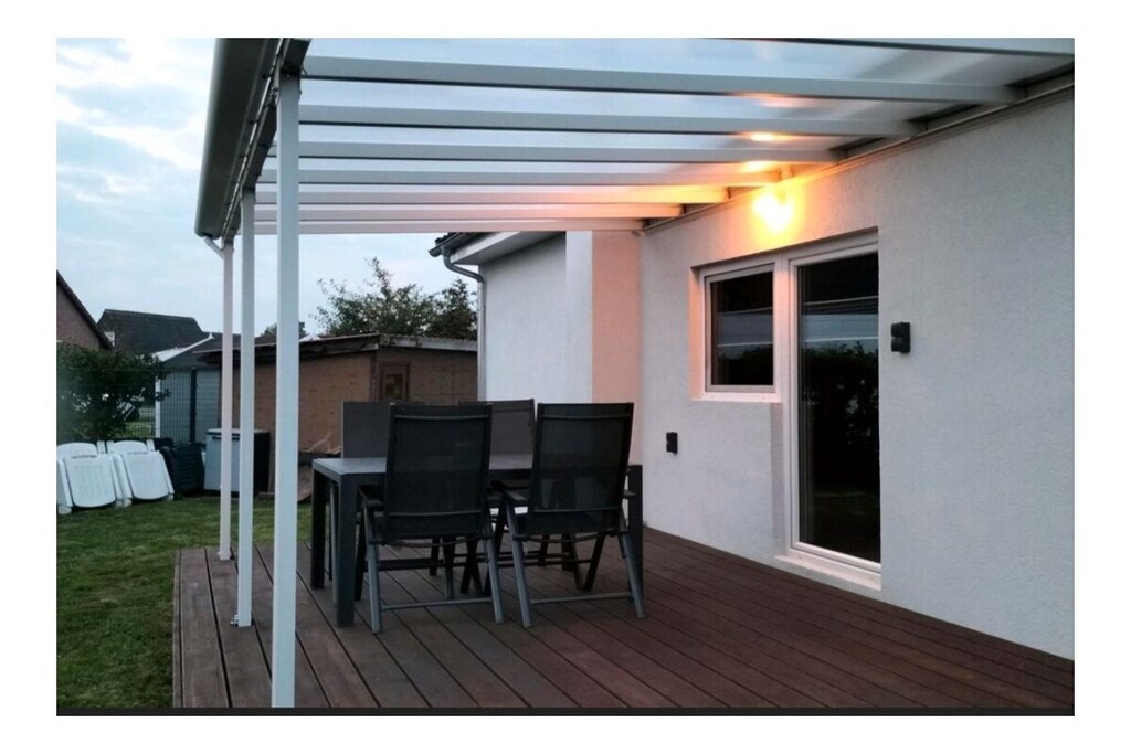 The Oase holiday home is located between two arms that branch off from the canal (Marscher Tief). The house offers enough space for 4 people to enjoy their vacation. You can enjoy your meal on the covered terrace without being disturbed by sudden rain showers.