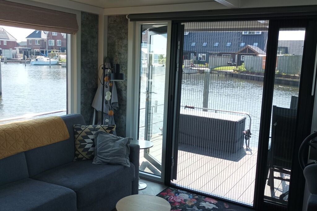 Schönes Hausboot in Friesland