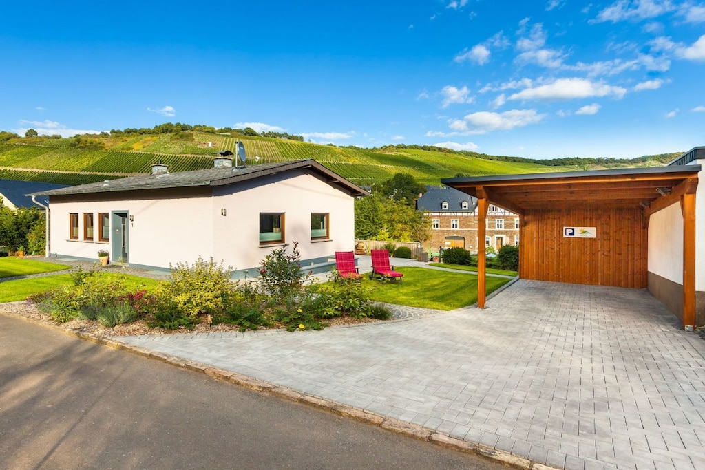 The holiday home offers enough space for 4 people (2 adults and 2 children) and has 1 kitchen, 1 living-dining room, 1 bedroom, 1 bathroom, 1 guest toilet with shower and 1 children's room.
Enjoy the wonderful view of the vineyards from the terrace with a glass of wine.