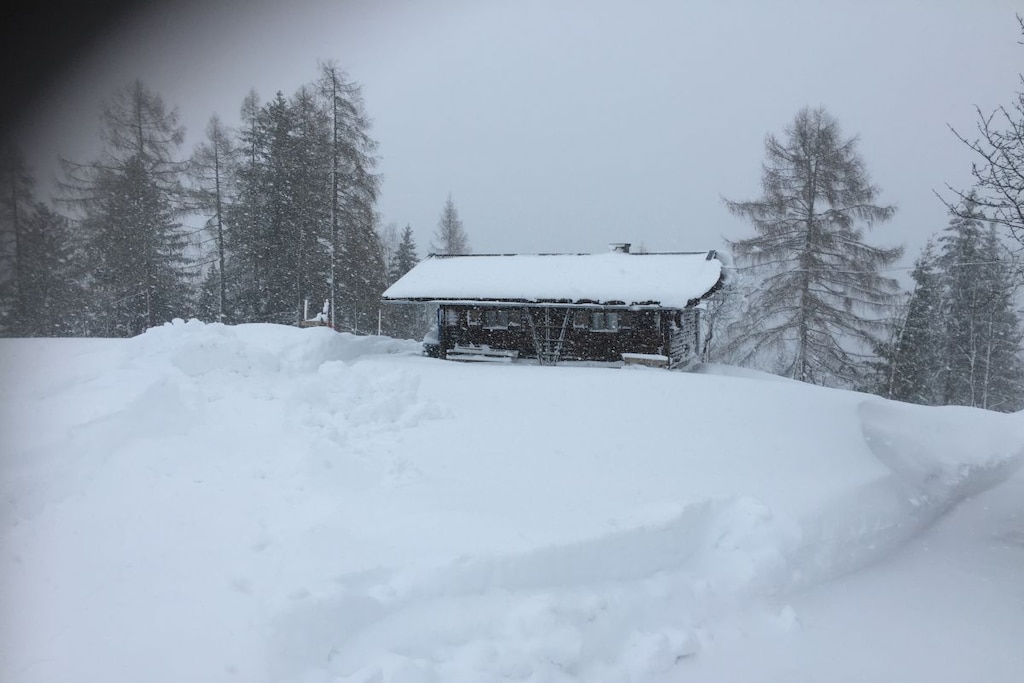 Standalone location, hiking options, easily accessible, family-friendly, , , The cabin welcomes everyone to stay. You can also enjoy a barbecue evening. Our cabin is also comfortable and idyllic in winter with the Danish stove. The Schiorte Rauris, Gastein and Zell am See are easily accessible by car.