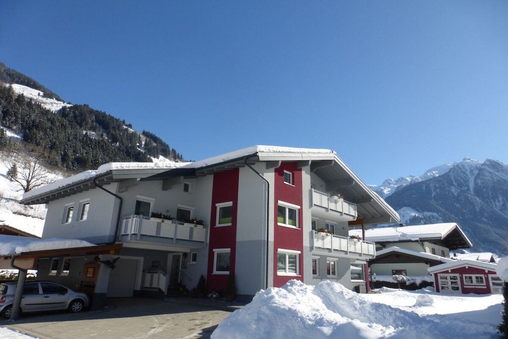 The cozy apartment is only 1 km from the center of the Fusch National Parking community. Surrounded by mountains and modernly furnished, it offers space for up to 6 people. A well -equipped kitchen, a spacious living room with TV and leather living landscape and two bedrooms including TV leave nothing to be desired. There are also two bathrooms including shower, sink, mirror cabinet and washing machine as well as a well -kept toilet. In addition to the carport for 2 cars, there is a ski and wheel room including shoe dryer for ski and hiking shoes in the entrance area. In the garden there is a playground with playing towers, swings, sandpit, trampoline, table tennis table and shuttle network. Grill facilities available.