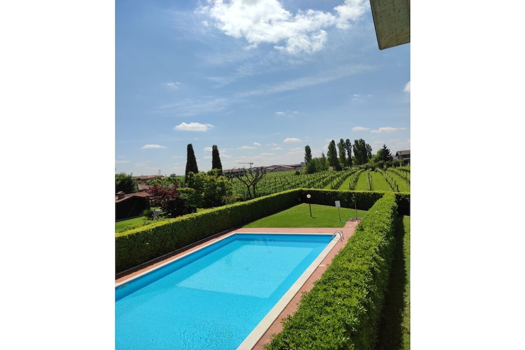 Wonderful appartment with swimmingpool among the vineyards of Lugana di Sirmione, only a few minutes walk from the lake.