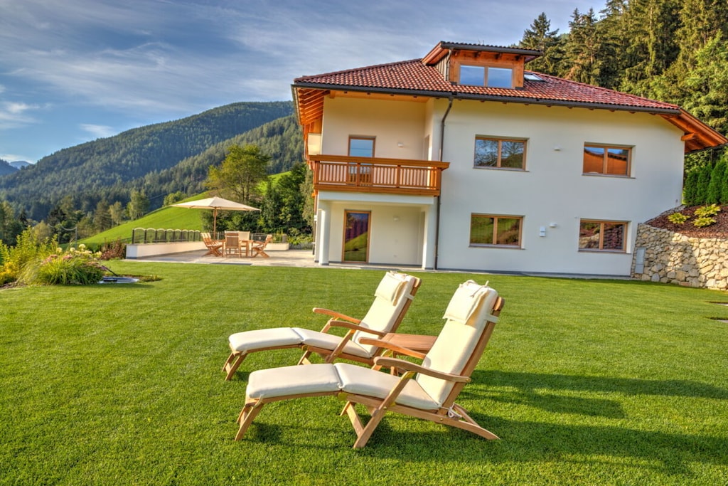 Ground floor: (Living/diningroom(single sofa bed, dining table, hob, coffee machine, oven, grill, dishwasher, fridge, freezer, heating), bedroom(single sofa bed, double bed, heating), bathroom(shower, bidet, heating, hairdryer, Towels incl.), bathroom(shower, bidet, heating, hairdryer, Towels incl.))\n\nterrace, garden, garden furniture