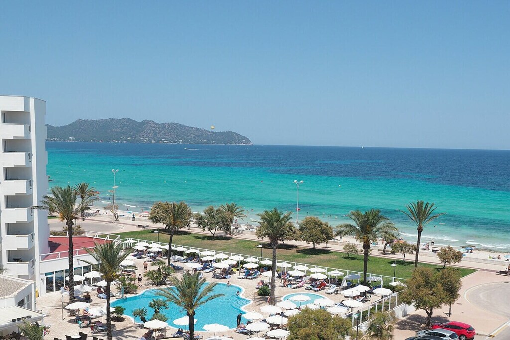 Live like with friends! Loft-style beach holiday apartment on the 6th floor with a majestic view of the sea primarily. Second, windy western balcony.
The 84 m² apartment on the 6th floor (elevator) has 2 bedrooms, bathroom with shower, a large living/dining/kitchen area, a storage room and 2 balconies. The 11 m², covered balcony, which connects to the living area, looks east to the Bay of Cala Millor, but also captures the evening sun in the back. The 4 m², sunny and wind -protected western balcony, which connects to a bedroom, looks at the mountains.
The bright apartment is stylish and creative and with great attention to detail according to the motto 'Heavy Metal meets Funky Colors'. Both bedrooms offer a 180 x 200cm double bed (separate spring mattresses) and the living room couch is pull -out (approx. 150 x 200 cm) - the apartment offers space for 5 people.
The apartment also offers B