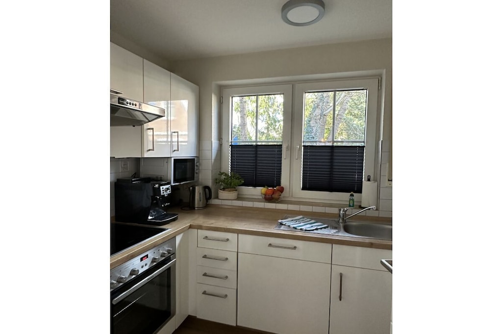 Ground floor: (hallway, Kitchen(hob, electric kettle, toaster, coffee machine, oven, microwave, dishwasher, fridge, freezer, insect screens), Living/diningroom(single sofa bed, TV, dining table, high chair, toys, insect screens), toilet(washbasin, toilet, insect screens, Towels incl.), storage(iron, drying cabinet))\n\nOn the 1st floor: (bedroom(double bed, TV, children\'s bed, insect screens), bedroom(single loft bed, single loft bed, party games, toys), bedroom(double bed, TV, children\'s bed), bathroom(shower, washbasin, toilet, washing machine, hairdryer, insect screens, Towels incl.))\n\nterrace, garden, garden furniture, parasol, sand pit