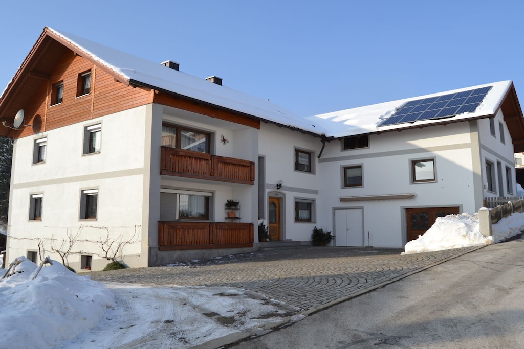 85 m² large and comfortably furnished apartment with 2 double rooms (one of which is additional with shower and toilet), large living room, living room, bathroom, toilet, all rooms with central heating, balcony, satellites - television, radio and children's lounger.
The applications in the wellness death must be booked early and are calculated separately. Sauna and whirlpool take a lead time of 24 hours. The whirlpool is only in operation from around October to around the beginning of April.