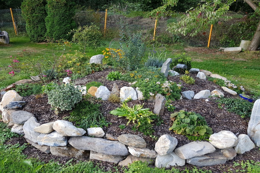 Ground floor: (Living room(single sofa bed, TV), Kitchen(dining table, radio, electric kettle, toaster, cooker, coffee machine, oven, fridge, Towels incl.), bedroom, bedroom, bathroom(bath tub, shower, washbasin, toilet, hairdryer, Towels incl.))\n\ngrill, balcony, garden, garden furniture, sun loungers, sand pit, Swing set