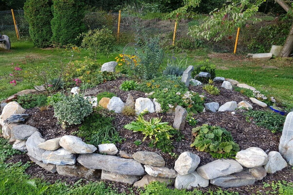 Our chalet-style Waidlersuite holiday apartment can accommodate 4 people.
The processed solid wood makes this apartment warm and cozy. You can expect a modern bathroom with shower and toilet, a pine bedroom, an oak bedroom, a fully equipped kitchen made of old wood with a dining area and a spacious couch with smart TV.
All rooms are heated and equipped with WiFi. Towels and bed linen are provided.
The treatments in the Wellnessstodl must be booked in advance and are billed separately. The sauna and hot tub have a 24 hour lead time as the sauna, pool and rooms need to be heated. The whirlpool is in operation from approximately October to early April.