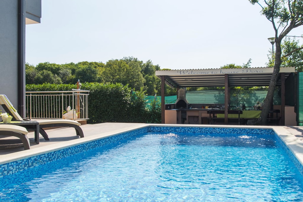 Ground floor: (Living room(single sofa bed, TV, air conditioning), Living room(single sofa bed, TV, air conditioning), Living room(single sofa bed, TV, air conditioning), Kitchen(stove, oven, dishwasher, fridge), Kitchen(stove, oven, fridge), Kitchen(stove, oven, fridge), toilet(washbasin, toilet, Towels incl.), toilet(washbasin, toilet, Towels incl.), toilet(washbasin, toilet, Towels incl.))\n\nOn the 1st floor: (bedroom(single bed, single bed), bedroom(double bed), bedroom(single bed, single bed), bedroom(double bed), bedroom(single bed, single bed), bedroom(double bed), bathroom(shower, washbasin, toilet, Towels incl.), bathroom(shower, washbasin, toilet, Towels incl.), bathroom(shower, washbasin, toilet, Towels incl.))\n\nbalcony, terrace, garden, garden furniture, swimming pool, awning