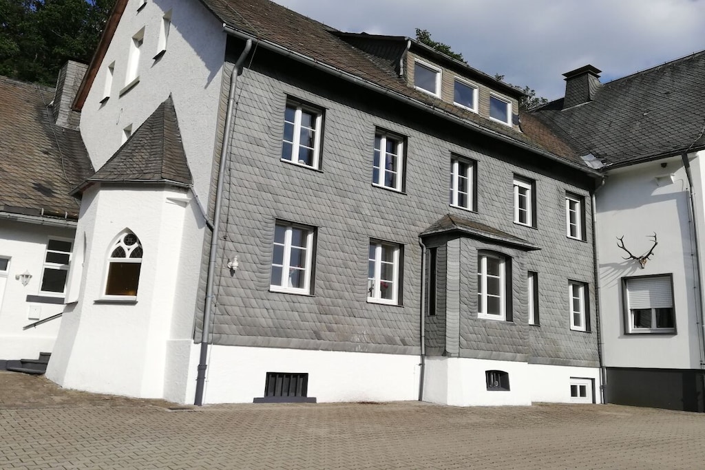 Renovated apartment in the Siedlinghausen hunting lodge. This special hunting lodge is located in the middle of one of the most beautiful valleys in the Sauerland, 4 km from the town center of Siedlinghausen. Everything is centrally located, although you won't even notice it, no crowds, just wonderful, peaceful nature around you, with a phenomenal view!

The house has a large garden with a terrace, play area, tree house, sandpit, trampoline and large lawn. A number of hiking trails start in the forest behind the house.

The ground floor apartment for up to 6 people offers a new, fully equipped kitchen with a dishwasher. In the cozy living room there is a television on which all Dutch and German channels can be received via a dish.
Free WiFi offers you access to the internet. The dining room can accommodate 6 people. The spacious bathroom has a toilet, shower and sink.
There are two bedrooms, one with 2 single box spring beds and a bunk bed, and the other bedroom has a double bed.

You can use the outdoor terrace to relax or have a cozy barbecue. In addition to a garden set, there is a picnic table for 6 people. Optionally, you can store your bikes safely in the lockable (heated) shed.
Your skis are safe there even in winter.
Towels and bed linen are not included, but you can bring your own.
Towels cost €4.00 per person, bed linen €7.00 per person
Arrival from 3 p.m., departure before 11 a.m.

The Siedlinghausen hunting lodge was built in 1858 by Baron von Fürstenberg. The hunting lodge is located about three kilometers from the city center at the foot of the Steinberg (713 m) on the L742 between Siedlinghausen and Schmallenberg-Rehsiepen along the Negro River. The noble house has always been important to Siedlinghausen. After taking over the property around 1370, the Gaugreben family built it