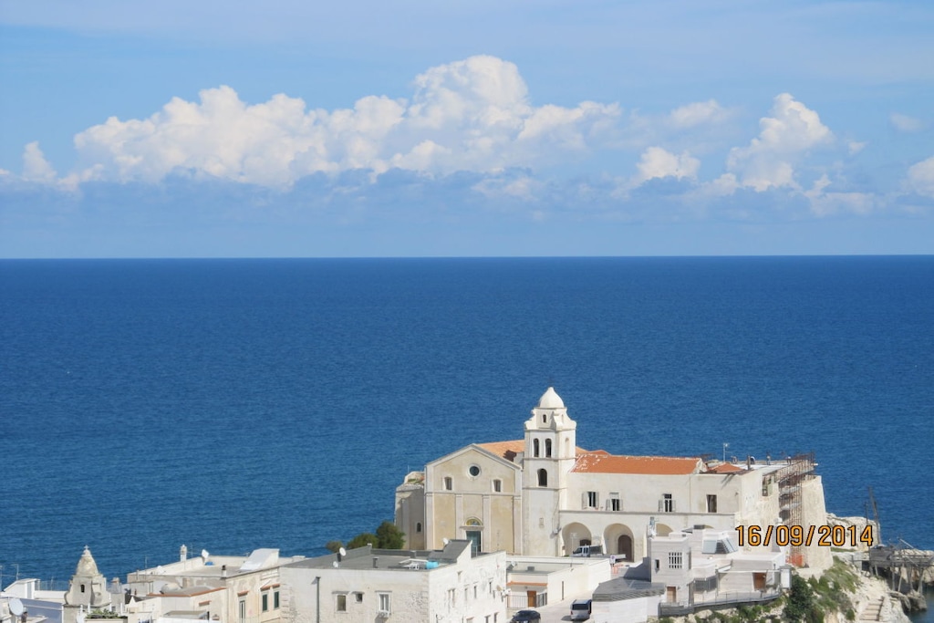 The well-kept holiday home with roof terrace and sea view is located in the historic old town of Vieste. Panoramic view of the beaches, harbor and lighthouse.