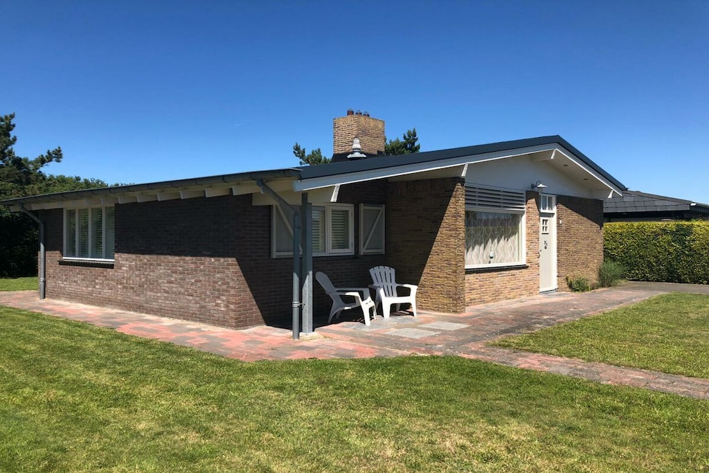 The fully modernized (2017) detached holiday home “Westerwald aan Zee” is located in Julianadorp, 300 meters behind the dunes, in the very quiet bungalow park “De Zandloper”.
The ideal location for your wonderful beach holiday!
In 2014, Julianadorp beach was voted the “most beautiful beach in North Holland”!
In and around Julianadorp, you'll find many amusement parks, swimming pools, golf courses, museums, and restaurants. Not to mention the beautiful natural surroundings, where you'll find plenty of places to explore.
The holiday home has three bedrooms and can accommodate five adults. You can store your bicycles in the garden shed.
Enjoy wonderful summer evenings in the large garden with garden furniture and a fire pit!