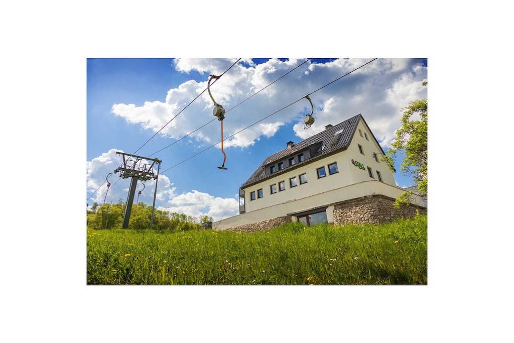 Close to the town center yet in a secluded, green setting, this venerable old building sits directly below Brilon's highest mountain, right next to the local ski and toboggan run.

A total of six newly renovated and stylishly furnished apartments of varying sizes offer the ideal starting point for skiing, cycling, hiking, and many other outdoor activities.

Despite its secluded location, you can reach Brilon's market square with its historic buildings in just about 10 minutes on foot. The ski lift and toboggan run are right outside the door.

Our spa area, featuring a Finnish sauna, a large relaxation area, and various wellness showers, will open in April 2022.