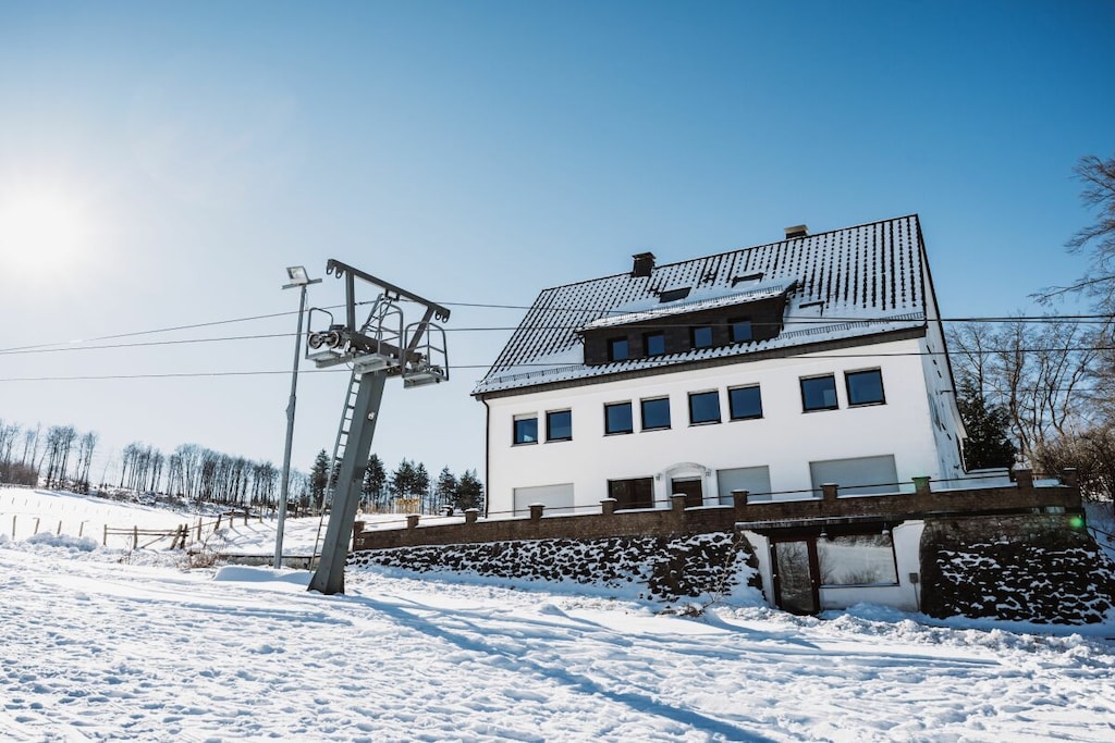 Close to the town center yet in a secluded, green setting, this venerable old building sits directly below Brilon's highest mountain, right next to the local ski and toboggan run.

A total of six newly renovated and stylishly furnished apartments of varying sizes offer the ideal starting point for skiing, cycling, hiking, and many other outdoor activities.

Despite its secluded location, you can reach Brilon's market square with its historic buildings in just about 10 minutes on foot. The ski lift and toboggan run are right outside the door.

Our spa area, featuring a Finnish sauna, a large relaxation area, and various wellness showers, will open in April 2022.