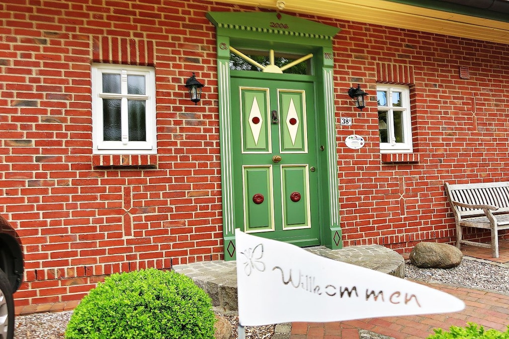 Built in the style of an old captain's house, quiet location in the Darßwald, pure comfort and relaxation for up to 9 guests. Sauna - whirlpool - WiFi