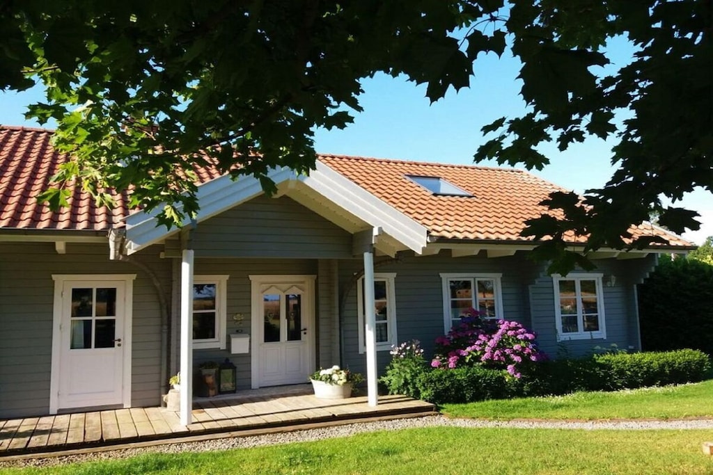 Vakantieappartement "Dorfschönheit" aan de Oostzee nabij Weißenhäuser Strand. Het is gelegen bij een biologische boerderij met veel dieren.