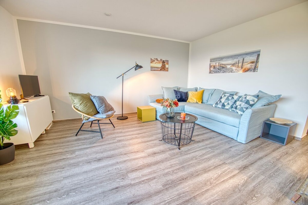 Sea view, lockable bicycle cellar, south-facing balcony, close to the beach and right on the nature reserve, completely newly renovated, modernly furnished.