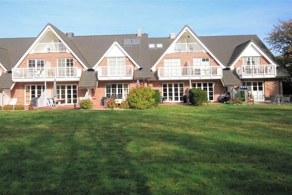 Freshly renovated apartment in the popular district of St. Peter-Dorf with a large terrace.