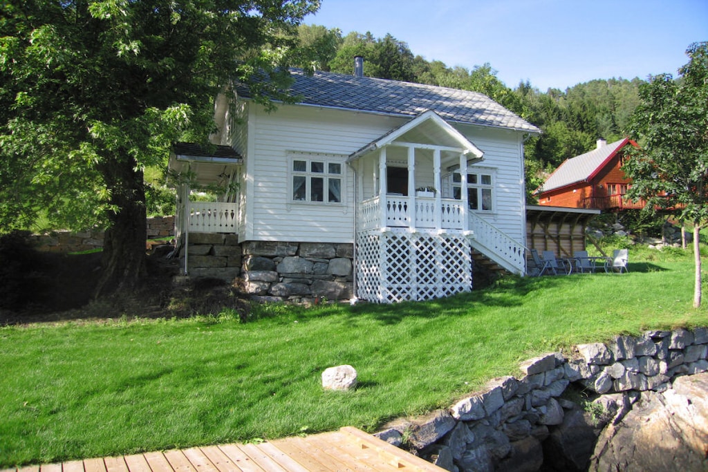 In het prachtige fjordenlandschap aan de Hardangerfjord in Vestlandet hebben we 4 romantische vakantiehuizen, elk voor 4 of 6 personen in "Øydvinstod".