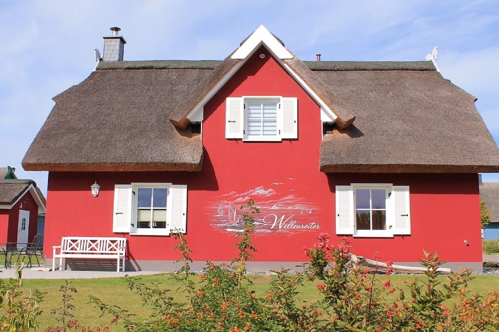 Exclusive thatched roof house with a large garden and terrace with barbecue. Only 250m to the Baltic Sea in a prime location.