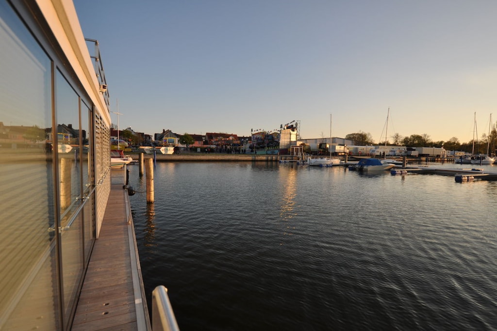 Hou je van de bijzondere sfeer op het water - ontspan dan op onze woonboot, een beetje weg van de drukte van de Oostzeestranden.