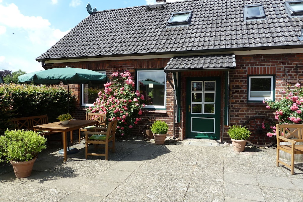 Friendly, bright and tastefully furnished holiday apartment in country house style. Separate entrance, terrace and parking space on the property