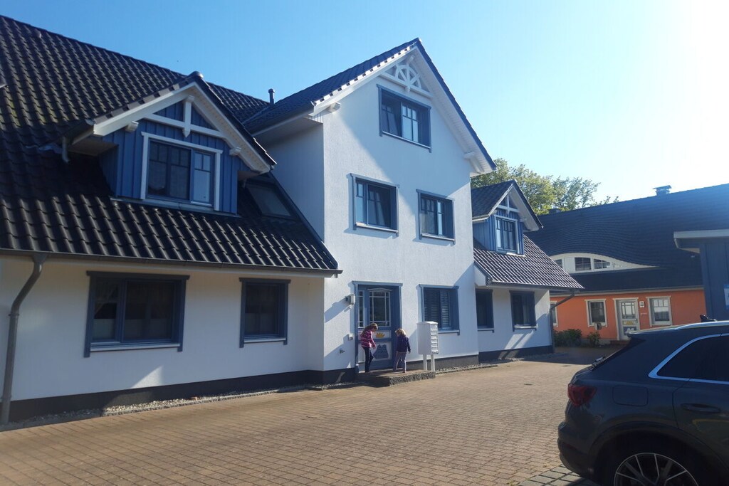 Light-flooded, modern and well-kept holiday apartment, only 110m to the beach, fireplace, private beach chair on the beach (May to September), south-facing balcony